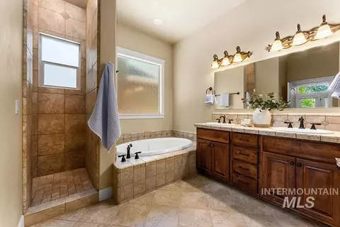 Bath - 2148 S Links Pl, Eagle, ID 83616 photo 1 of 4
