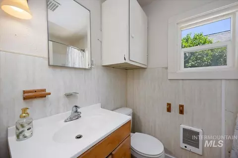Bath - 320 E North St, Hagerman, ID 83332 photo 1 of 1