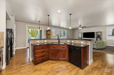 Kitchen - 847 N Tullshire Way, Eagle, ID 83616 photo 4 of 4