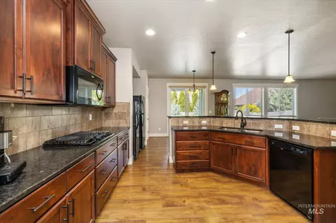 Kitchen - 847 N Tullshire Way, Eagle, ID 83616 photo 3 of 4