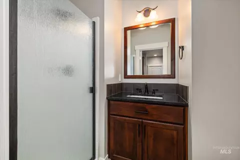 Bath - 847 N Tullshire Way, Eagle, ID 83616 photo 2 of 5