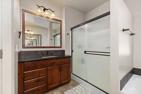 Bath - 847 N Tullshire Way, Eagle, ID 83616 photo 4 of 5