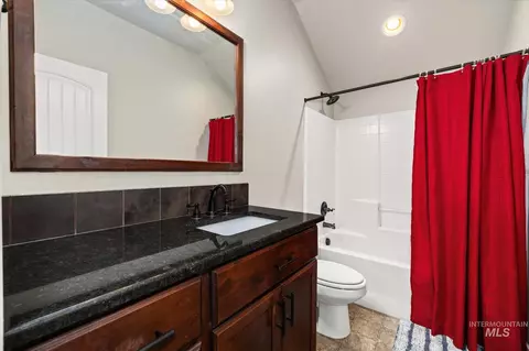 Bath - 847 N Tullshire Way, Eagle, ID 83616 photo 5 of 5