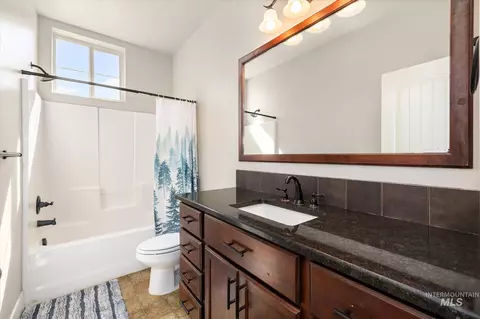 Bath - 847 N Tullshire Way, Eagle, ID 83616 photo 1 of 5