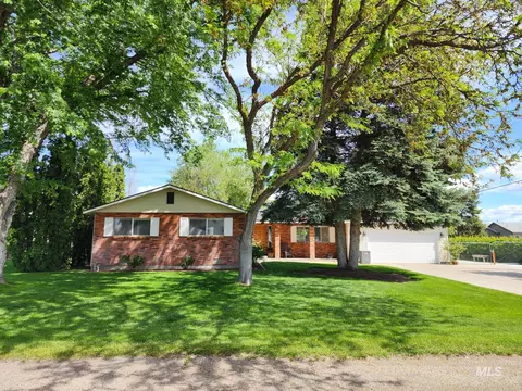 100 NW Carrie Cir, Mountain Home, ID 83647