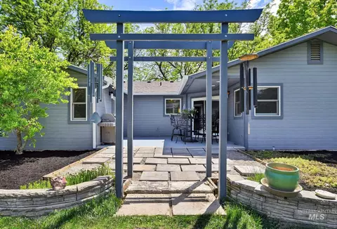 Exterior - 882 W Steeple View Dr, Eagle, ID 83616 photo 8 of 17