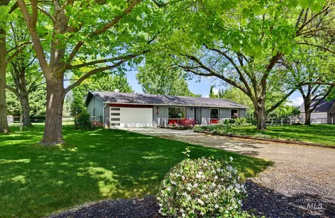 Exterior - 882 W Steeple View Dr, Eagle, ID 83616 photo 3 of 17