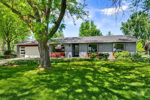 Exterior - 882 W Steeple View Dr, Eagle, ID 83616 photo 4 of 17