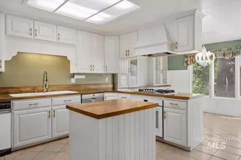 Kitchen - 813 7th, Rupert, ID 83350 photo 1 of 6