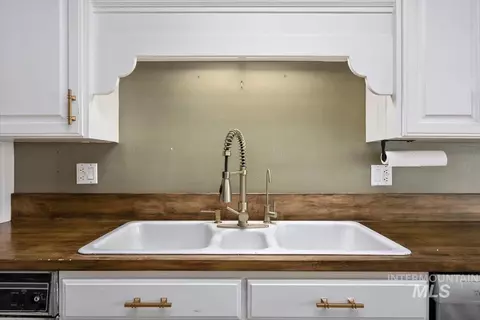 Kitchen - 813 7th, Rupert, ID 83350 photo 6 of 6