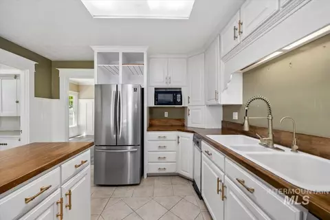 Kitchen - 813 7th, Rupert, ID 83350 photo 5 of 6