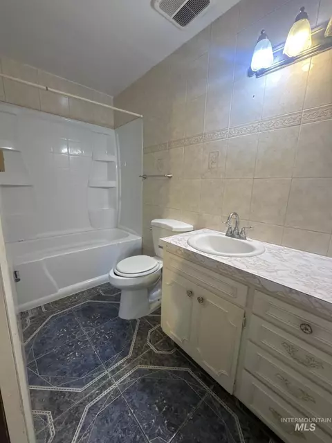 Bath - 370 E 27th St, Burley, ID 83318 photo 1 of 5