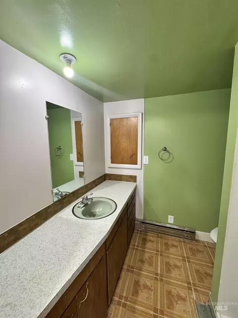 Bath - 370 E 27th St, Burley, ID 83318 photo 4 of 5