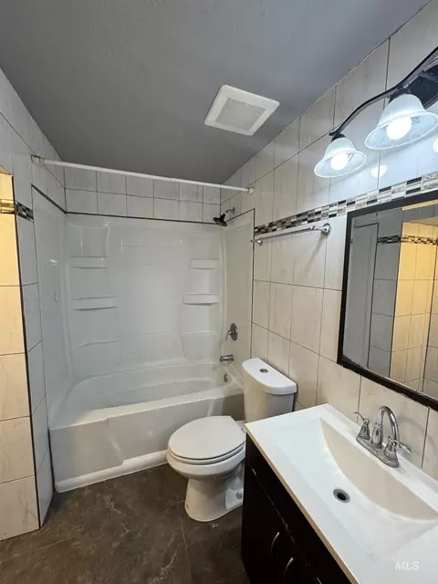 Bath - 370 E 27th St, Burley, ID 83318 photo 3 of 5