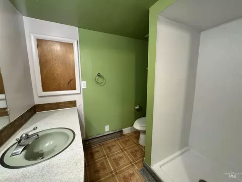 Bath - 370 E 27th St, Burley, ID 83318 photo 5 of 5