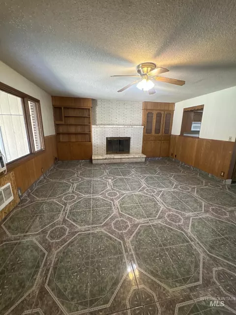 Living - 370 E 27th St, Burley, ID 83318 photo 1 of 2