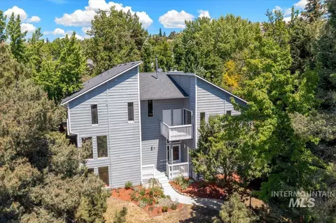 2468 E Roanoke Dr, Boise, ID 83712