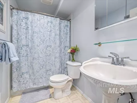 Bath - 966 N Edgewood Ln, Eagle, ID 83616 photo 2 of 2