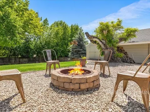 Exterior - 966 N Edgewood Ln, Eagle, ID 83616 photo 7 of 9