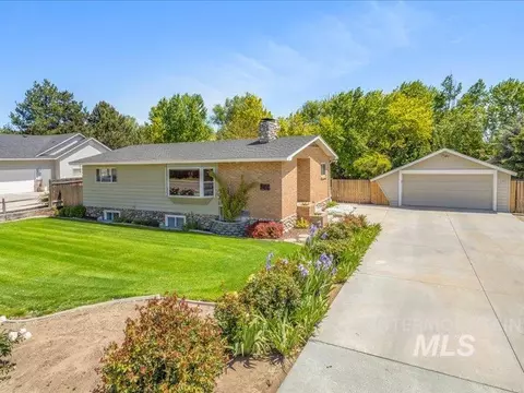 Exterior - 966 N Edgewood Ln, Eagle, ID 83616 photo 2 of 9