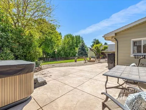 Exterior - 966 N Edgewood Ln, Eagle, ID 83616 photo 6 of 9