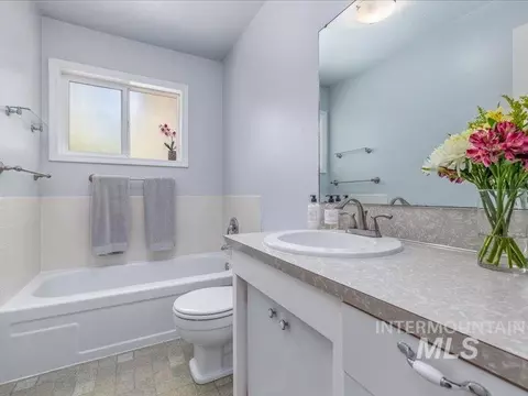 Bath - 966 N Edgewood Ln, Eagle, ID 83616 photo 1 of 2