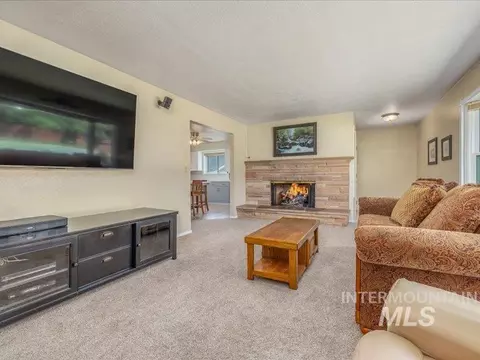 Living - 966 N Edgewood Ln, Eagle, ID 83616 photo 2 of 2