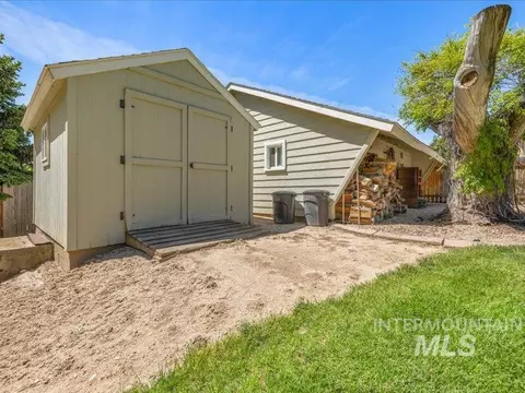 Exterior - 966 N Edgewood Ln, Eagle, ID 83616 photo 9 of 9