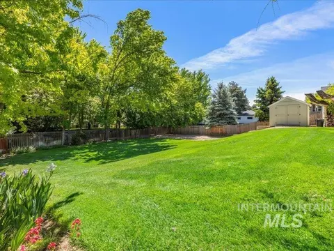 Exterior - 966 N Edgewood Ln, Eagle, ID 83616 photo 4 of 9