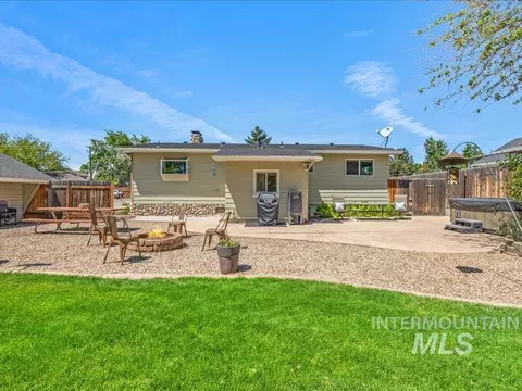 Exterior - 966 N Edgewood Ln, Eagle, ID 83616 photo 3 of 9