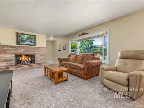 Living - 966 N Edgewood Ln, Eagle, ID 83616 photo 1 of 2