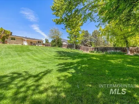 Exterior - 966 N Edgewood Ln, Eagle, ID 83616 photo 5 of 9