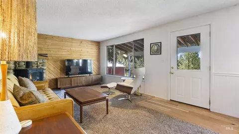 Living - 3 Laguna Pl, Cascade, ID 83611 photo 2 of 5