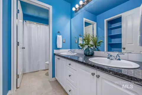 Bath - 279 E Stonewater Ct, Eagle, ID 83616 photo 4 of 5