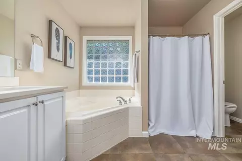 Bath - 279 E Stonewater Ct, Eagle, ID 83616 photo 2 of 5