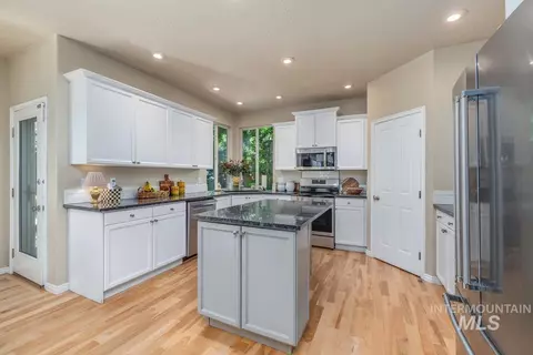 Kitchen - 279 E Stonewater Ct, Eagle, ID 83616 photo 5 of 5