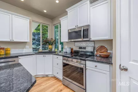 Kitchen - 279 E Stonewater Ct, Eagle, ID 83616 photo 4 of 5