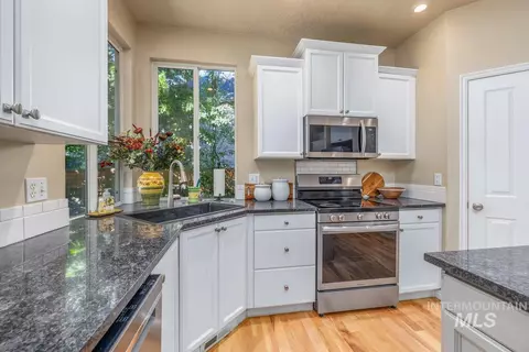 Kitchen - 279 E Stonewater Ct, Eagle, ID 83616 photo 2 of 5