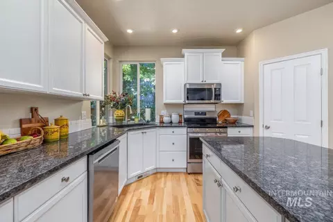 Kitchen - 279 E Stonewater Ct, Eagle, ID 83616 photo 3 of 5