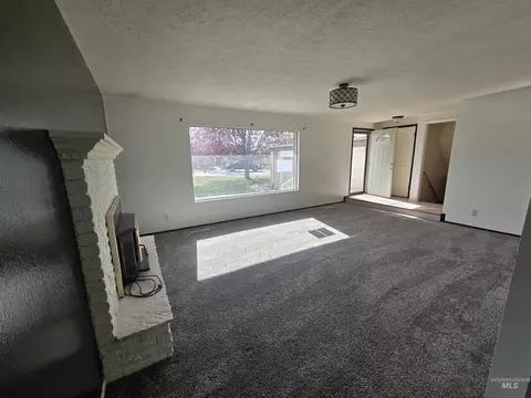 Living - 2863 Berkeley Dr, Burley, ID 83318 photo 2 of 5