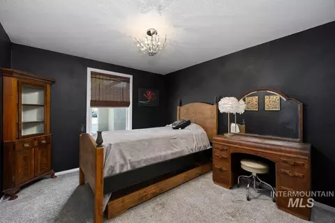 Bedroom - 2174 Hillcrest Dr, Twin Falls, ID 83301 photo 1 of 5