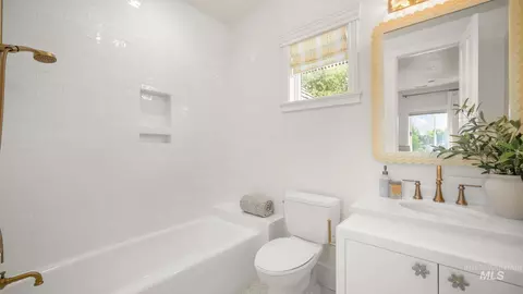 Bath - 1122 W Two Rivers Ln, Eagle, ID 83616 photo 5 of 8