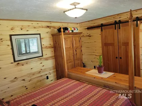 Bedroom - 10534 Hwy 55, Cascade, ID 83611 photo 1 of 6