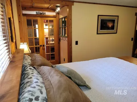 Bedroom - 10534 Hwy 55, Cascade, ID 83611 photo 4 of 6