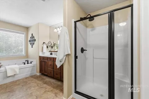 Bath - 2998 E Shadowwolf Dr, Eagle, ID 83616 photo 2 of 4