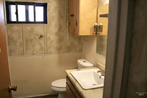 Bath - 123 Ithaca, Caldwell, ID 83605 photo 1 of 1