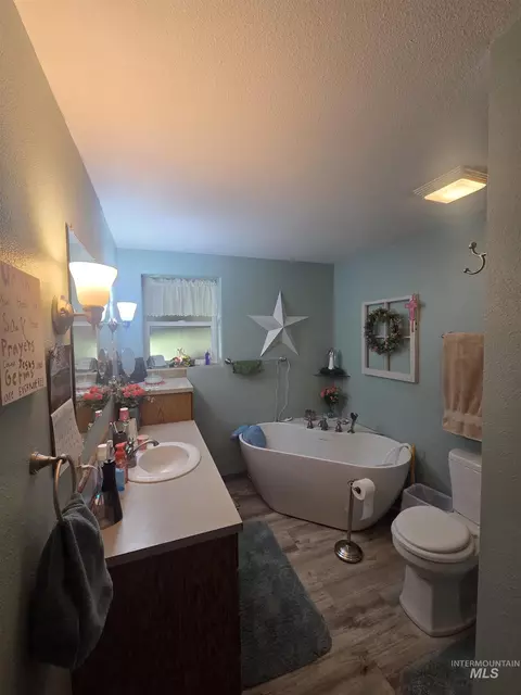 Bath - 109 3rd St, Pomeroy, WA 99347 photo 2 of 3