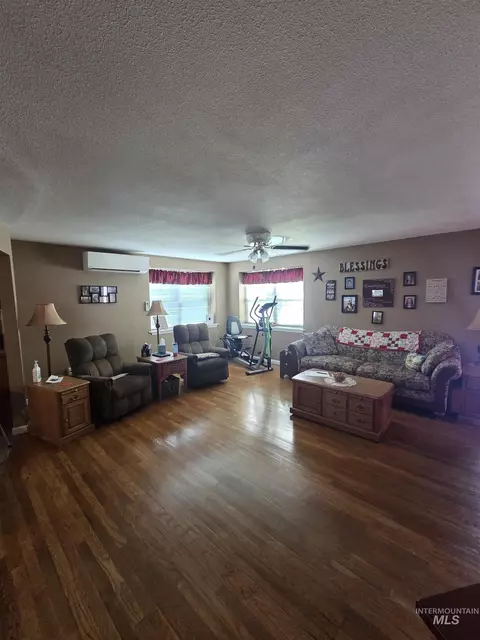 Living - 109 3rd St, Pomeroy, WA 99347 photo 1 of 2