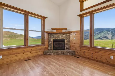 Living - 634 Elk Haven Cir, Pollock, ID 83547 photo 2 of 5