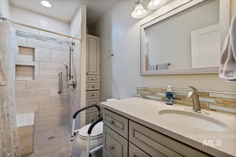 Bath - 5410 W Beacon Light Rd, Eagle, ID 83616 photo 2 of 4